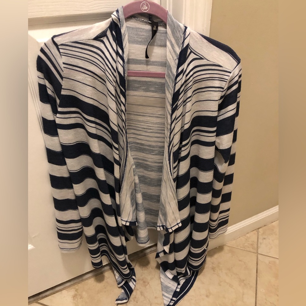 Jessica Simpson cropped duster size Small navy blue/white